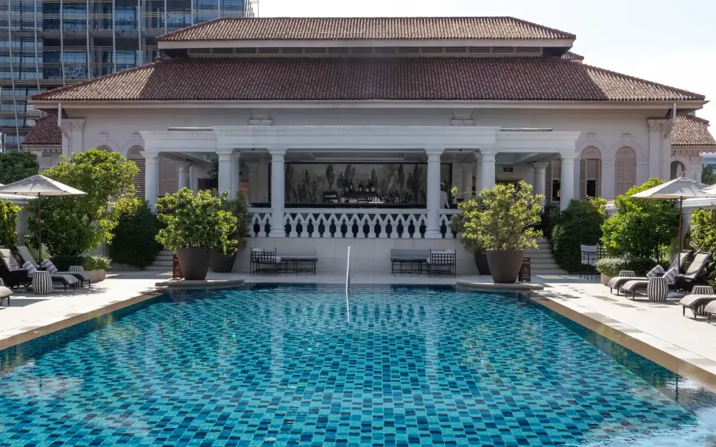 Raffles Singapore Pool and Bar.