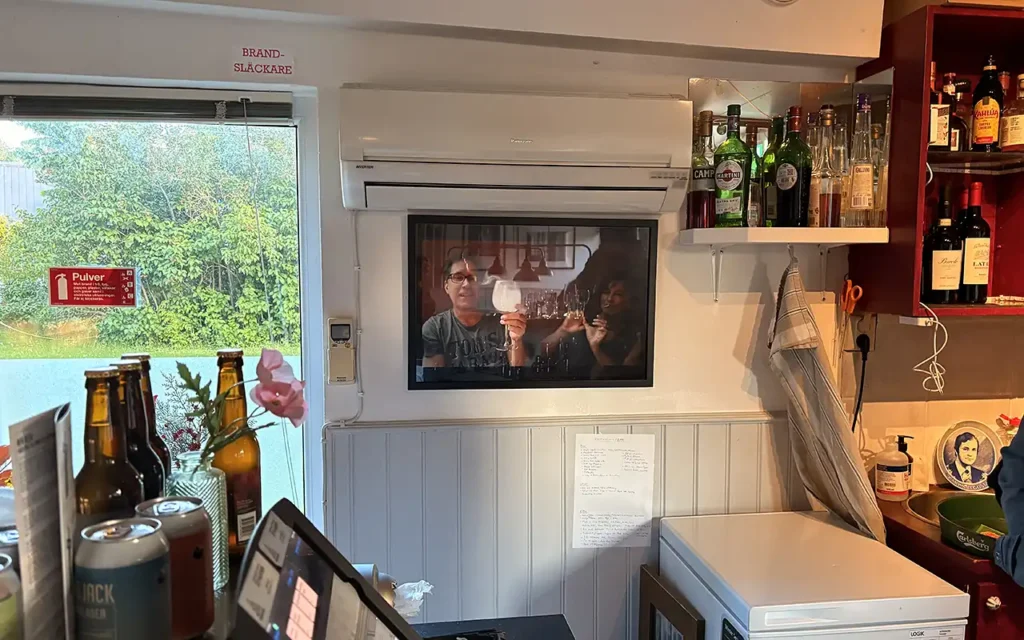 Kåseberga Bykrog a pictute of the bar with the founders on a picture